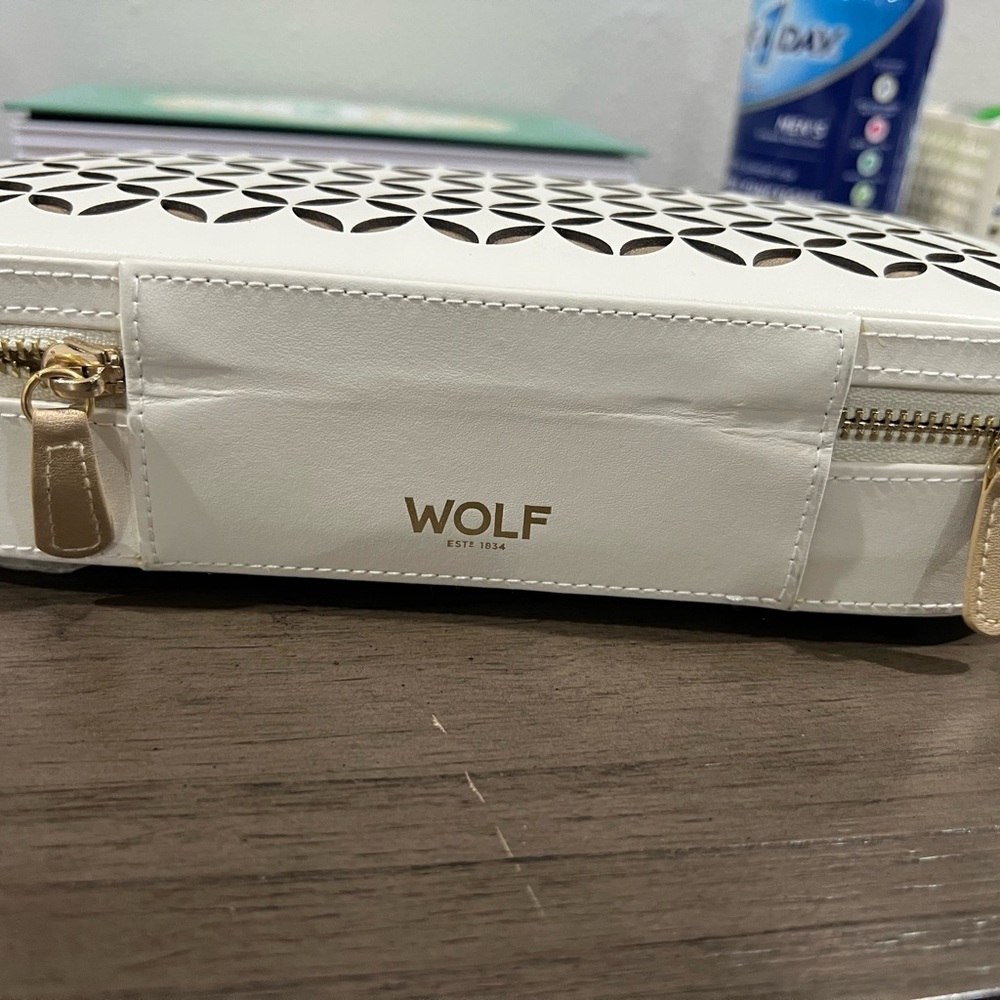 Wolf Chloé Cream Zip Up Leather Jewelry Case nwt - Picture 7 of 8